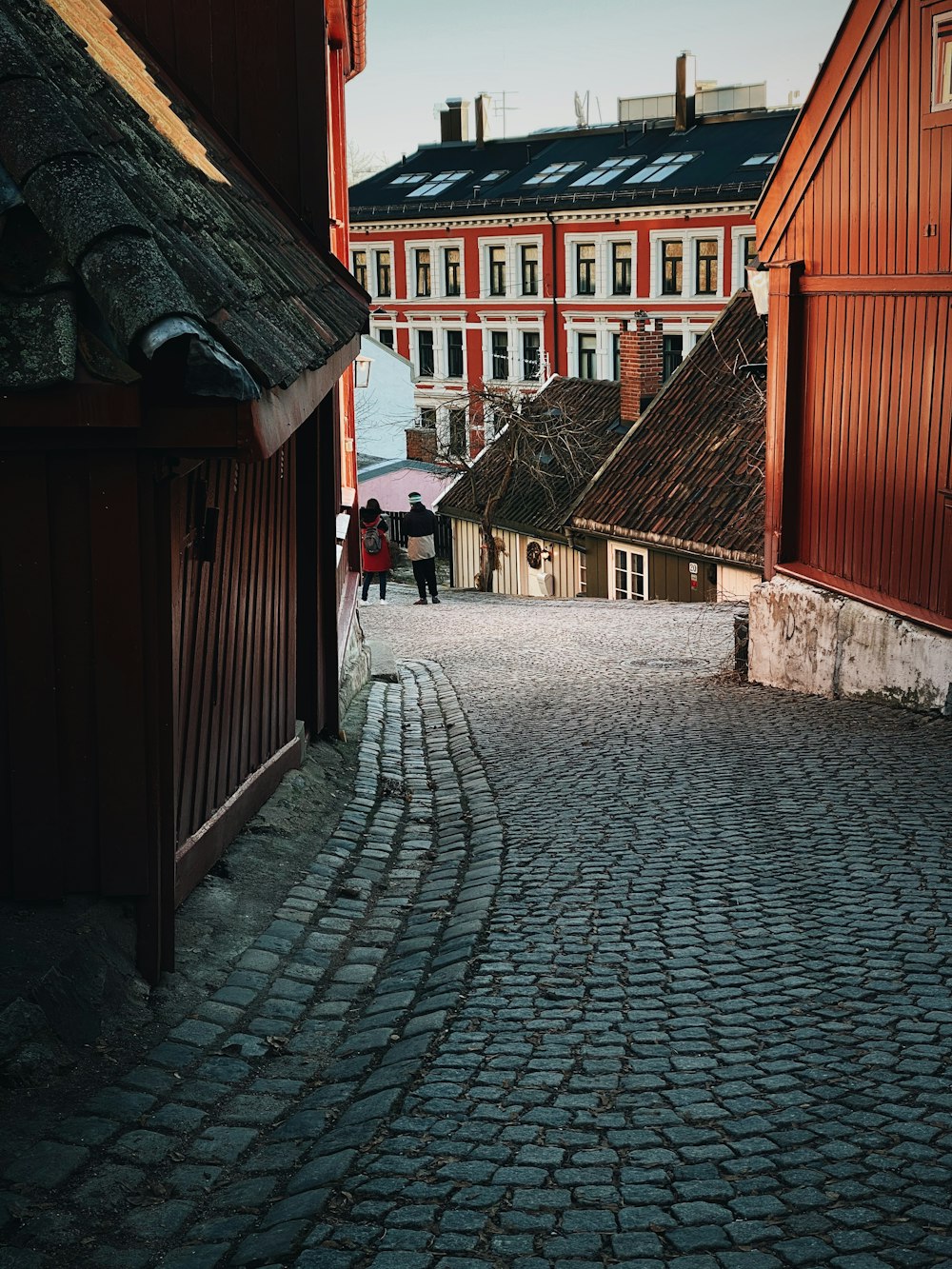 Maisons en béton rouge et blanc pendant la journée