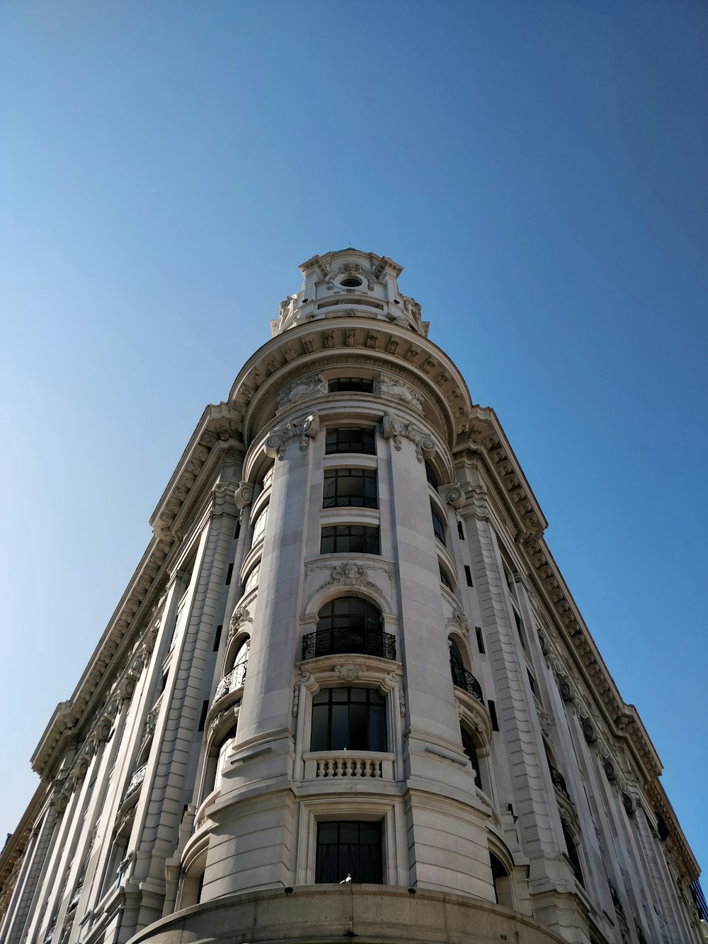 fotografia ad angolo basso dell'edificio in cemento grigio