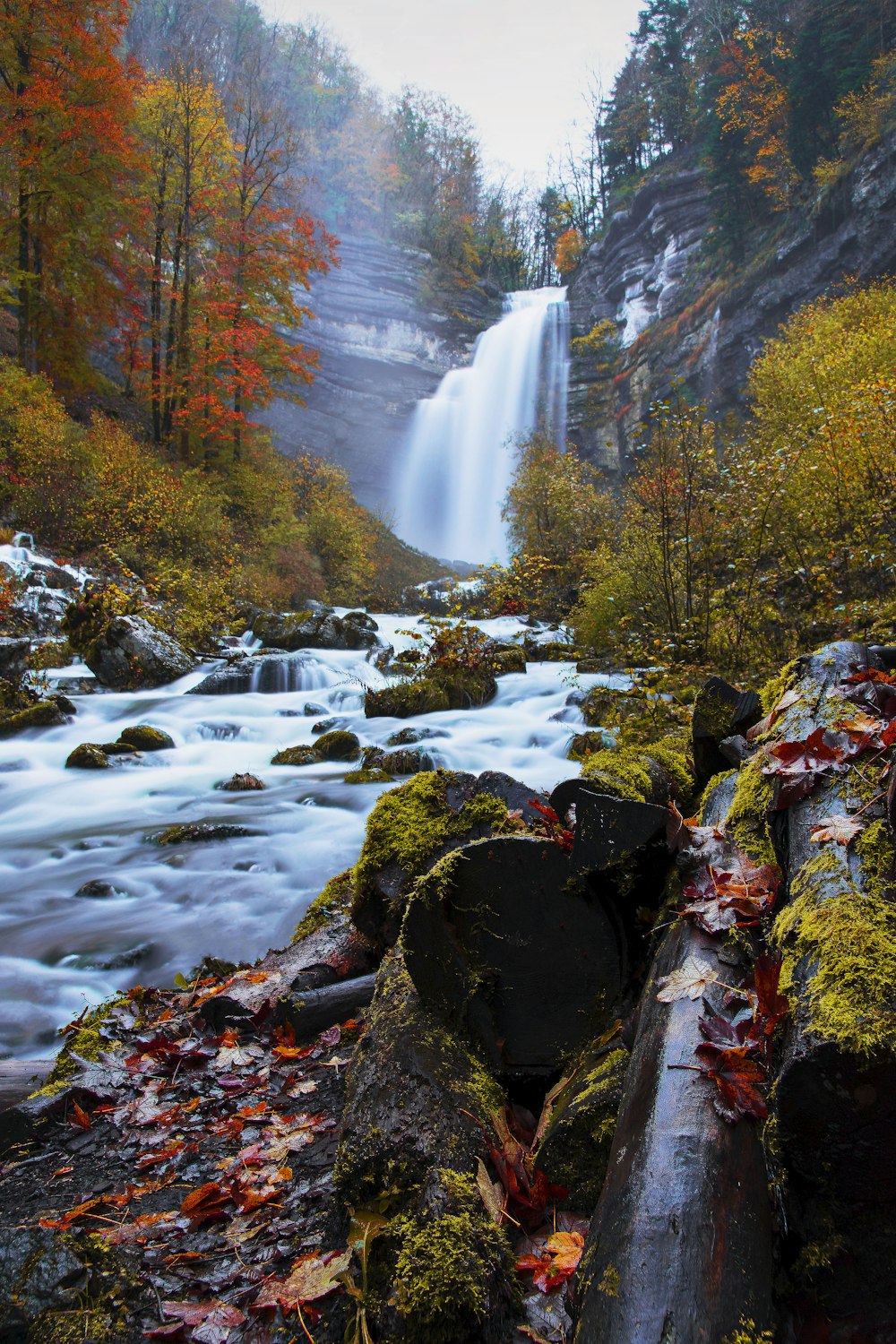 El agua cae en las Montañas Rocosas durante el día