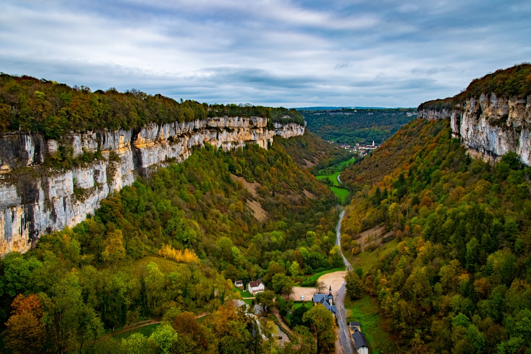 travelers stories about Cliff in Baume-les-Messieurs, France