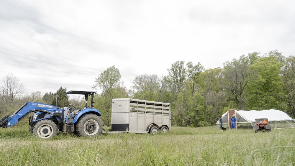 un tractor y un remolque en un campo