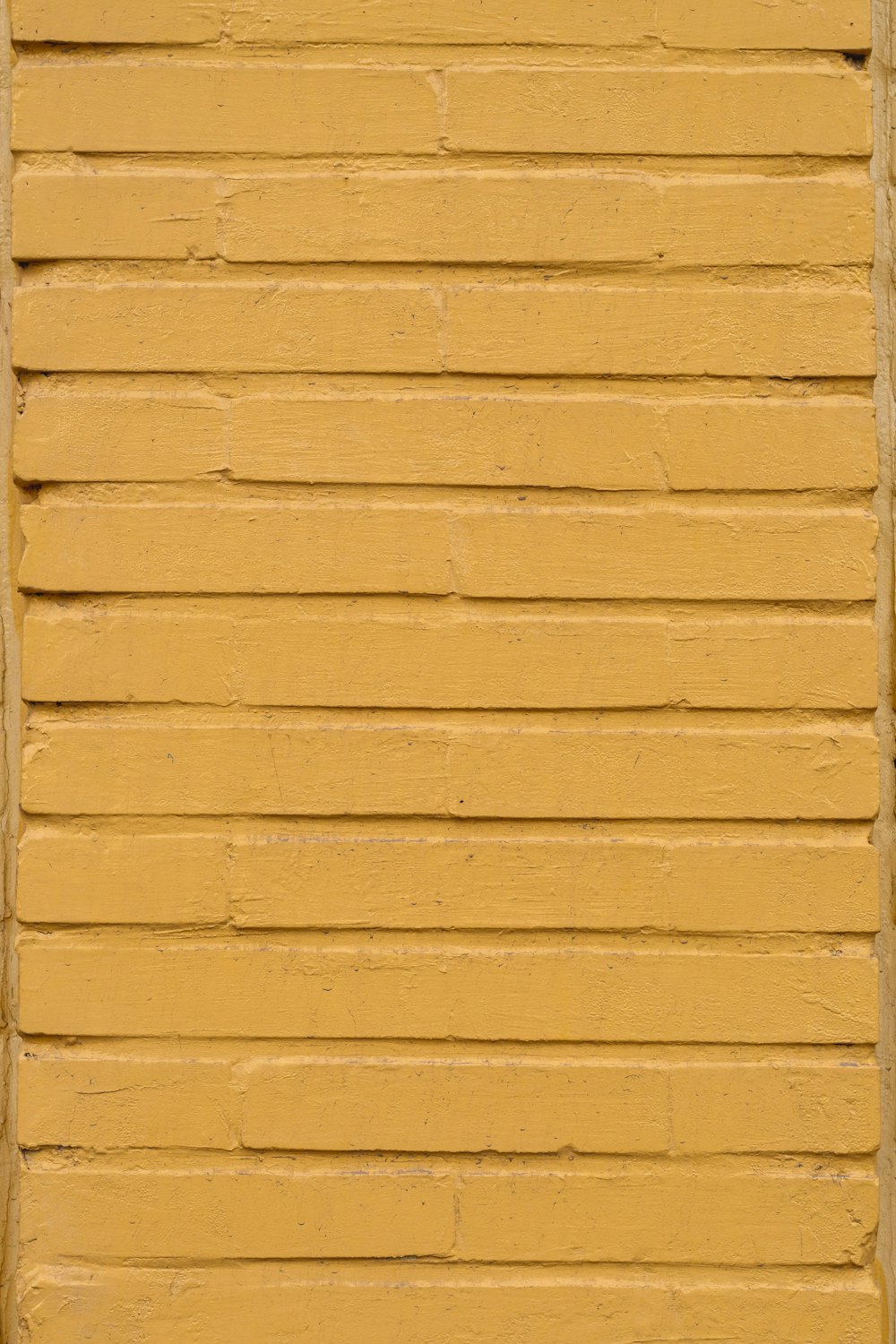 Mur de béton jaune pendant la journée
