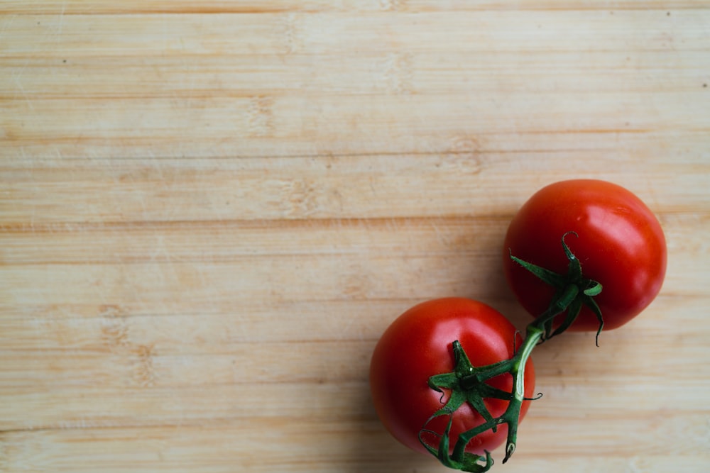 rote Tomate auf braunem Holztisch