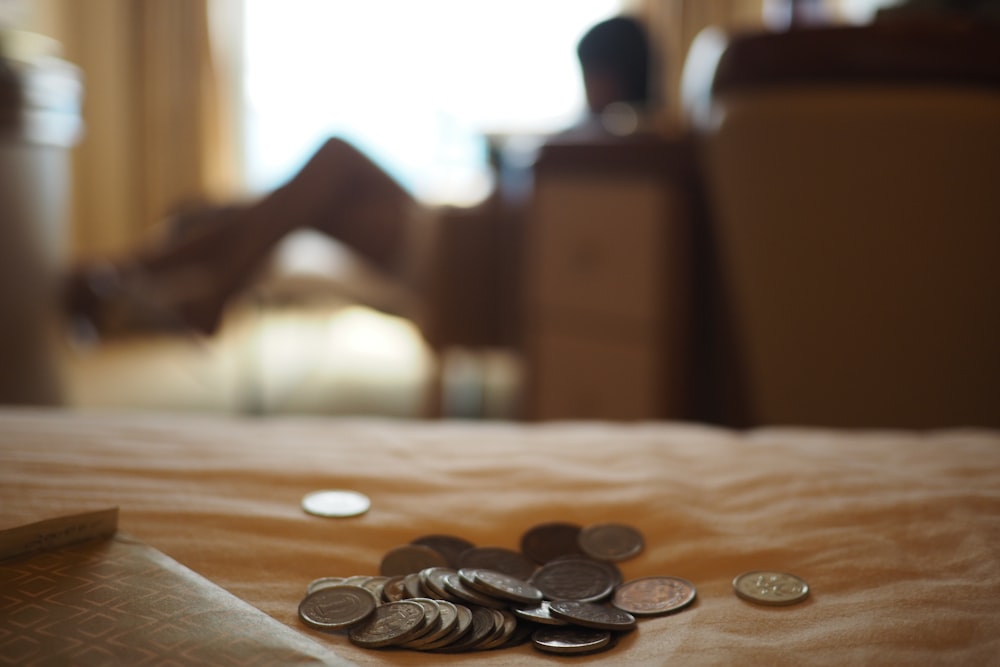 moedas de prata na mesa de madeira marrom