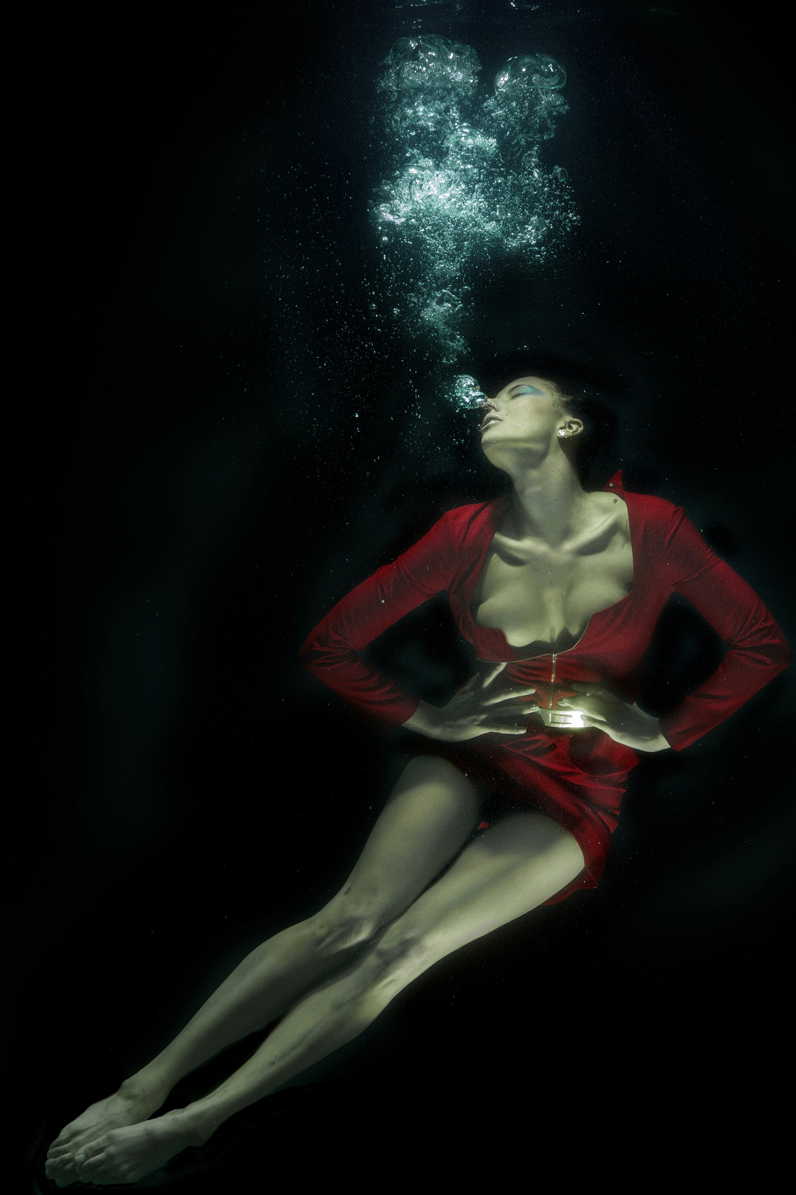 great photo recipe,how to photograph underwater portrait; woman in red long sleeve shirt under water