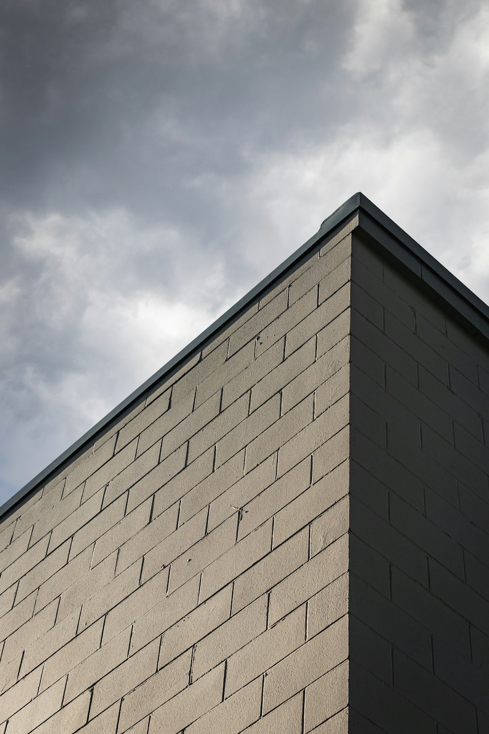 braune Ziegelmauer unter blauem Himmel tagsüber