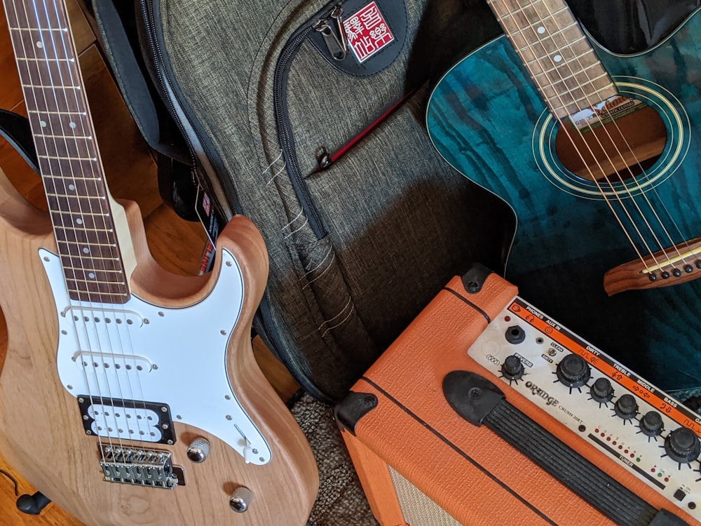 chitarra elettrica marrone e bianca