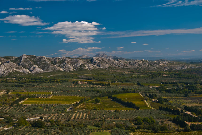 Route entre Avignon et Gordes en Provence, paysage de Luberon