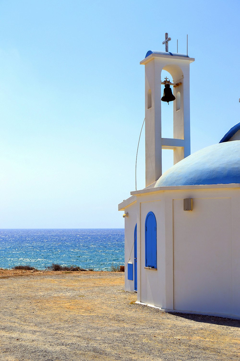 edificio a cupola bianco e blu vicino al mare durante il giorno