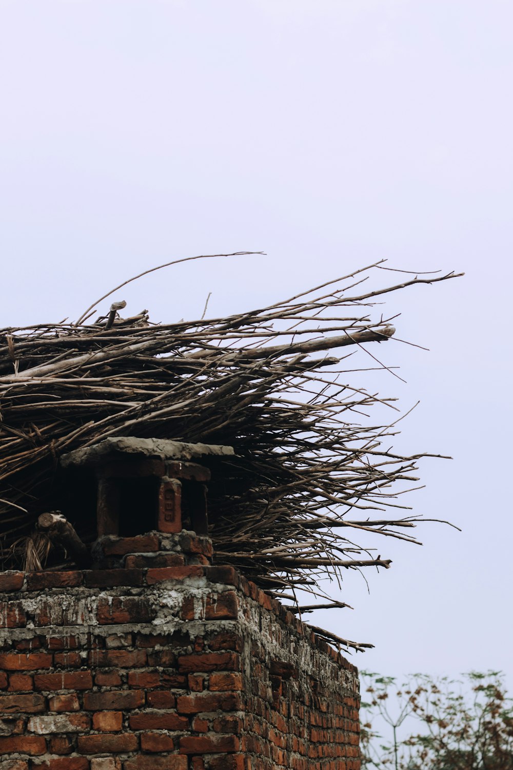 casa di cemento marrone e grigio sotto il cielo bianco durante il giorno