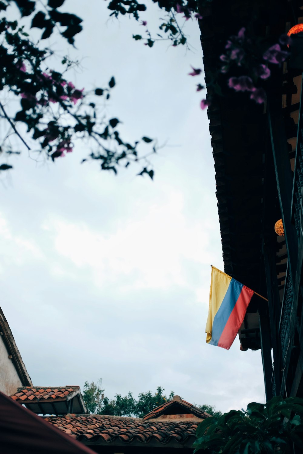 Drapeau jaune et rouge sur le toit