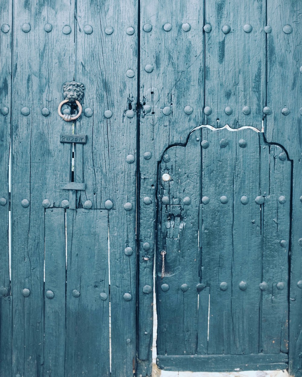 Puerta de madera azul con candado