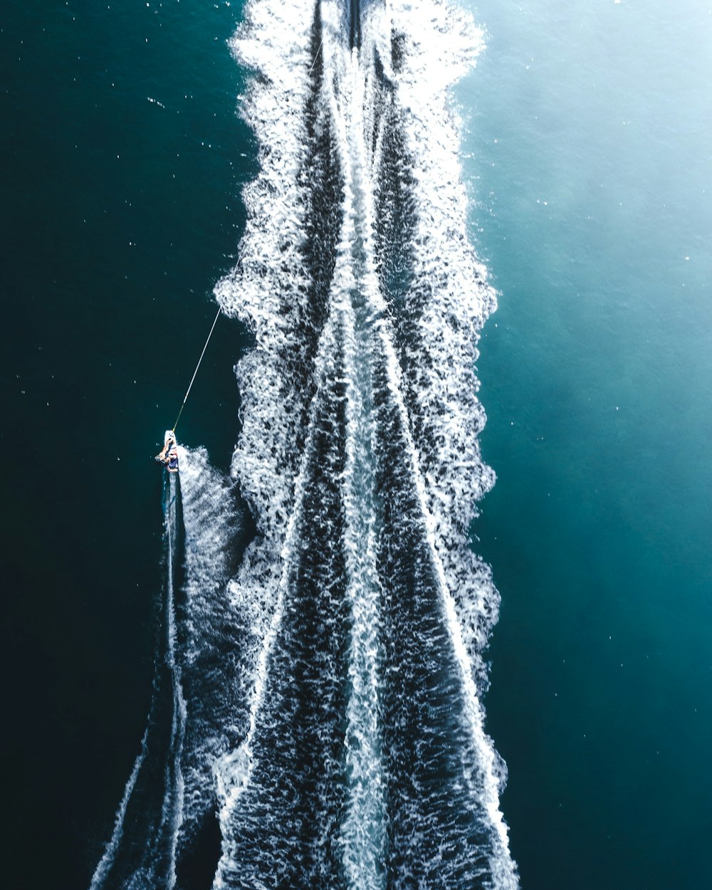 Barco blanco y negro en el cuerpo de agua