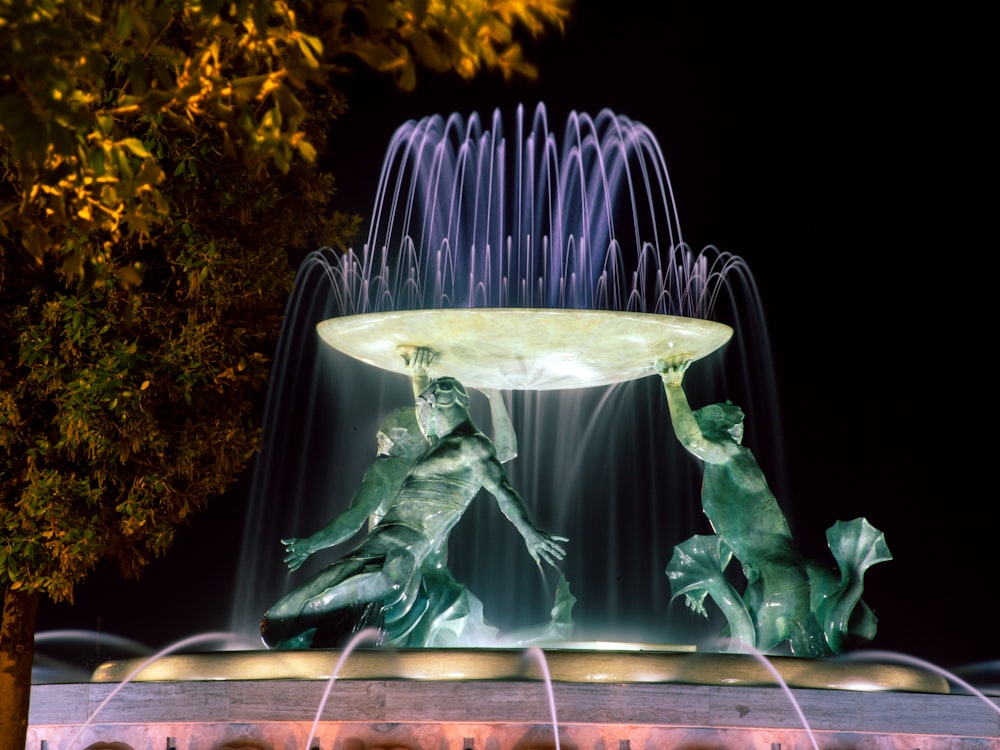 fontana all'aperto in cemento verde durante la notte