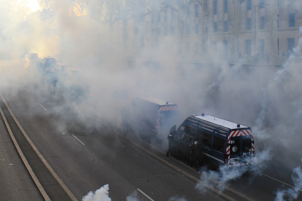 Una strada piena di fumo accanto a un edificio