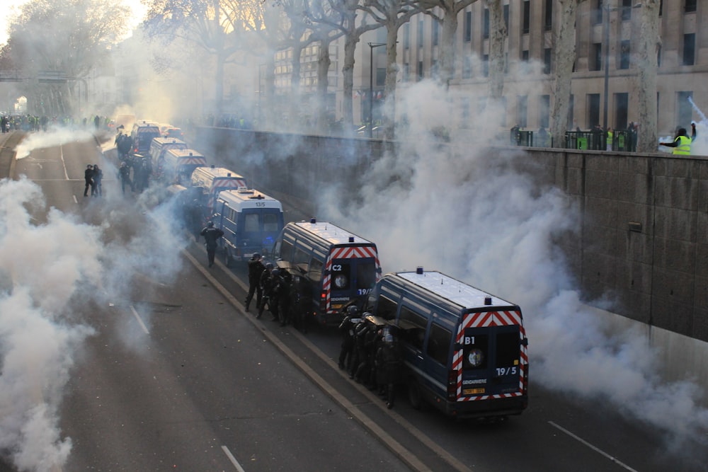 Una calle llena de mucho humo al lado de un edificio