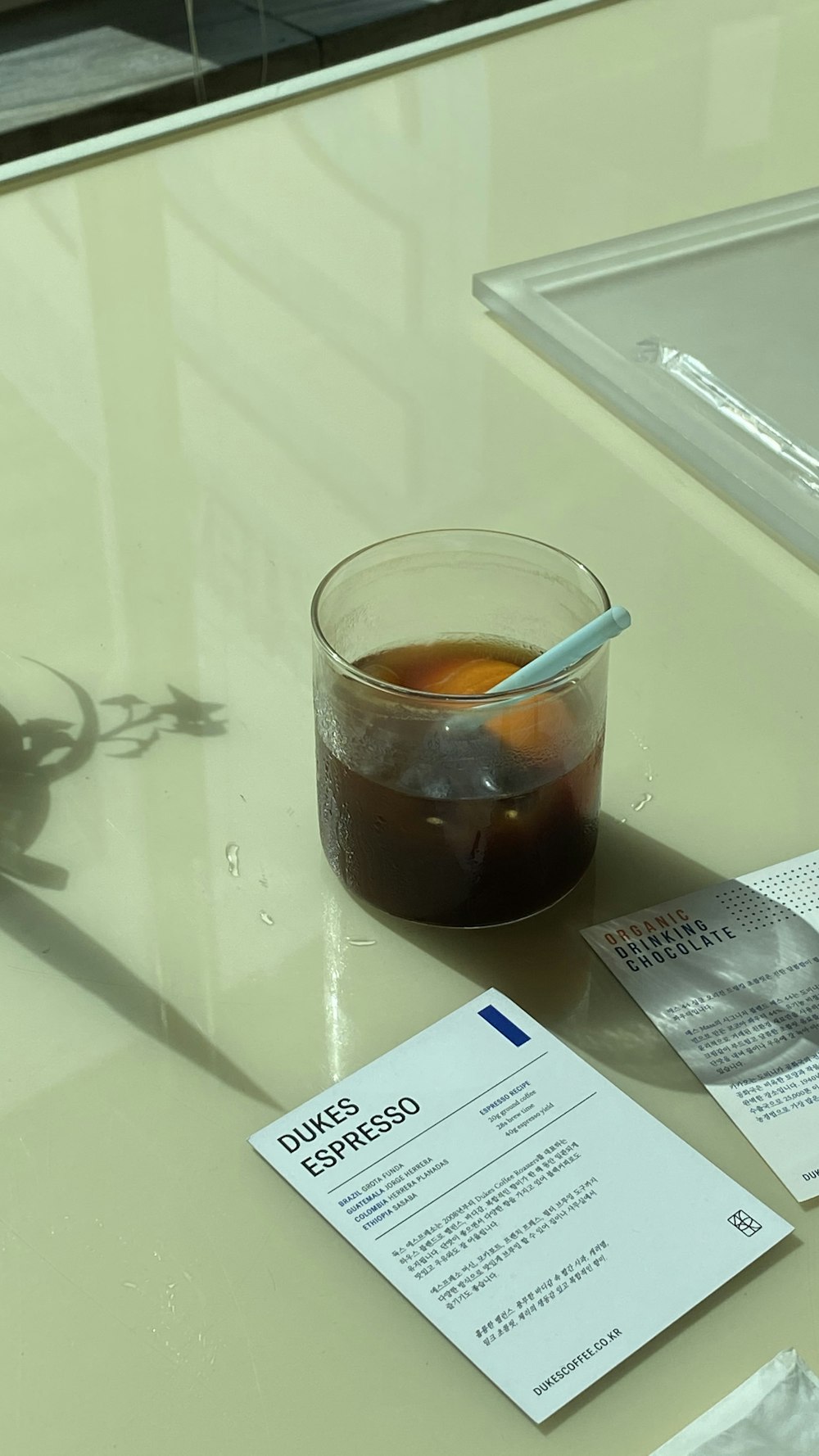 verre à boire transparent avec liquide brun