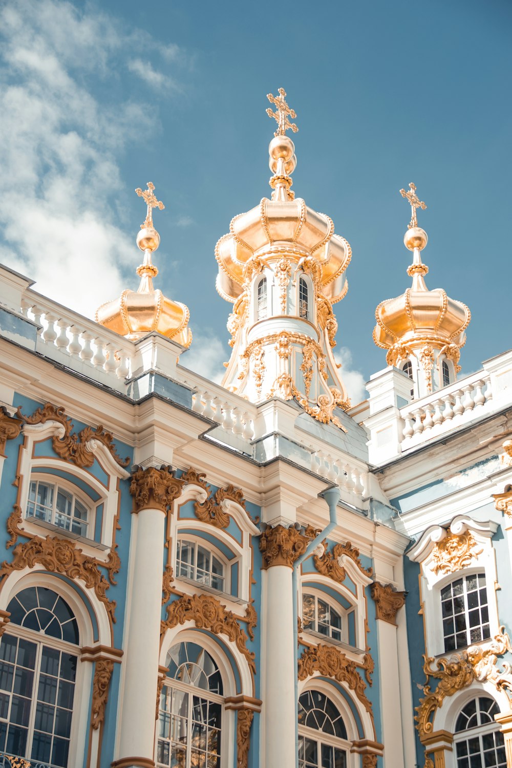 edificio in cemento bianco e oro sotto il cielo blu durante il giorno