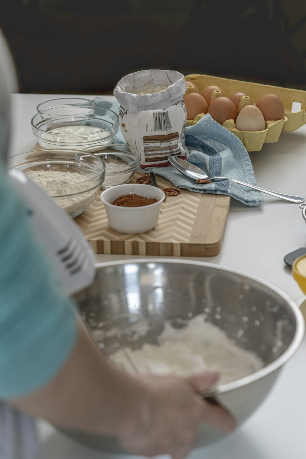 Fourchette en acier inoxydable sur bol en céramique blanche