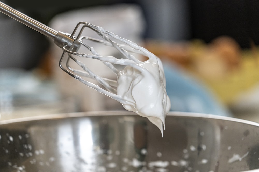 Sac en plastique blanc dans un seau en acier inoxydable