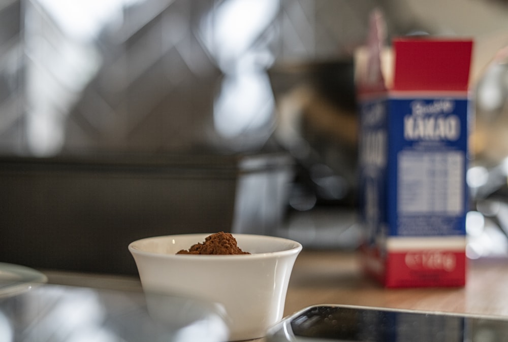 Bol en céramique blanche avec de la nourriture brune