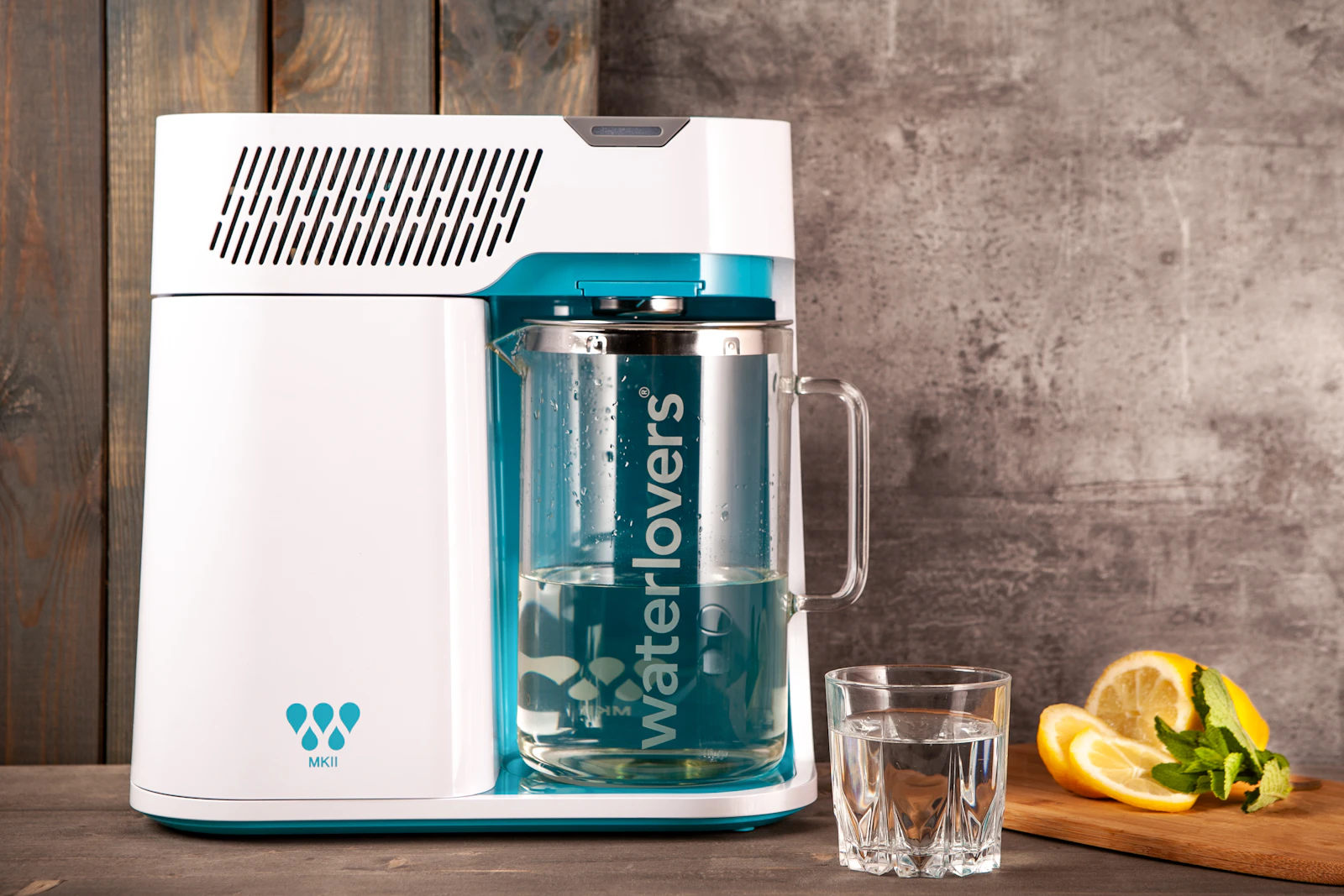 Carafe et verre d'eau claire