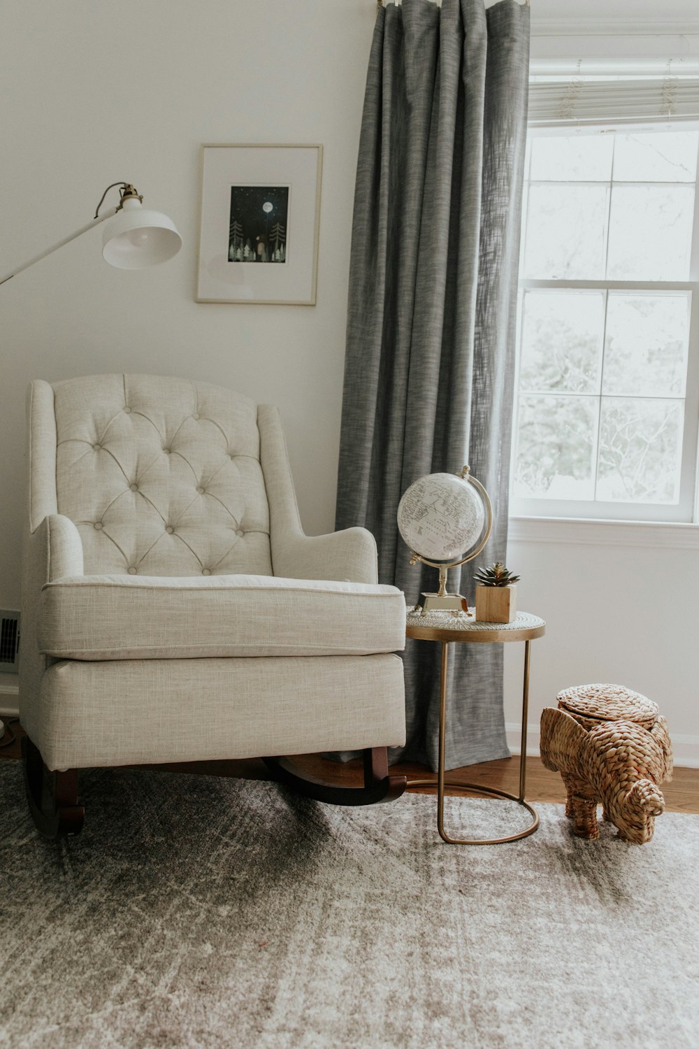 chaise de canapé blanc près du rideau de fenêtre blanc