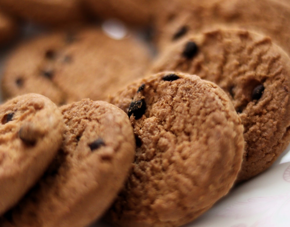 biscuits bruns sur assiette en céramique blanche