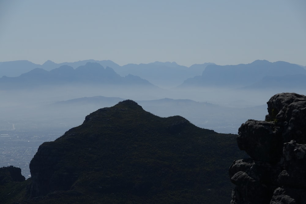 昼間の山頂の黒い岩層