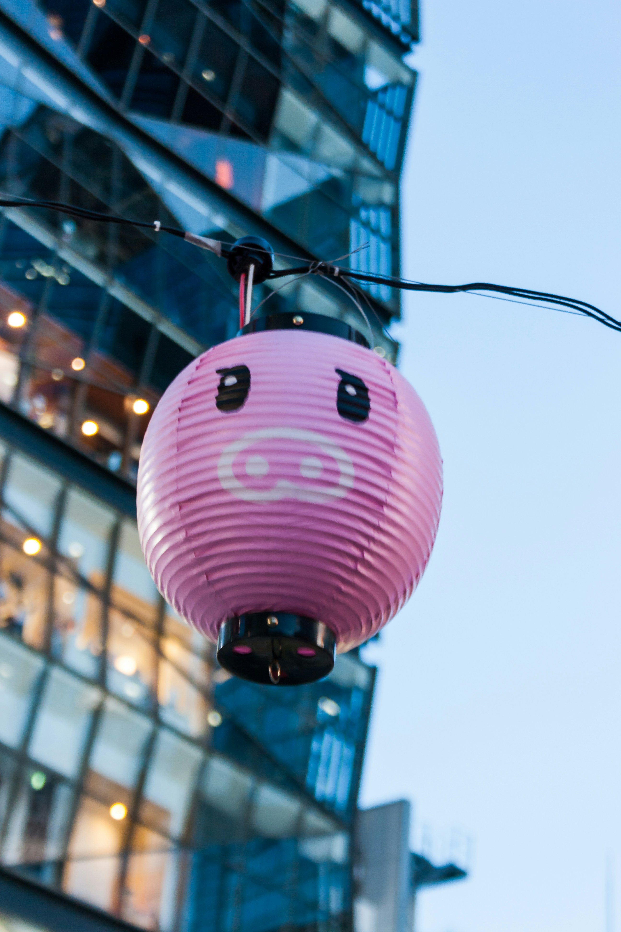 candeeiro suspenso rosa e preto