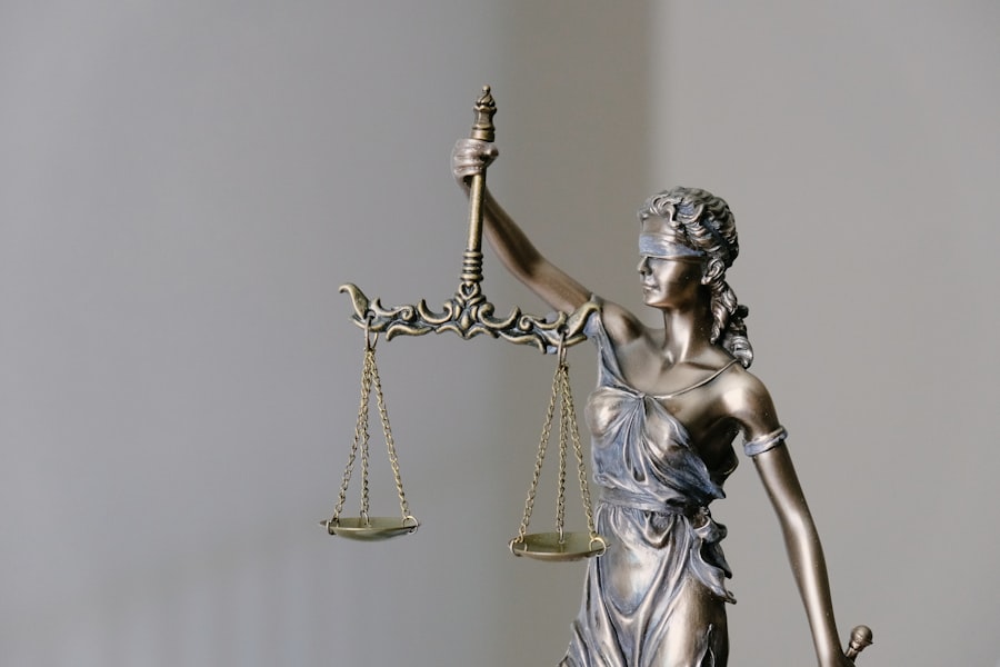 Marteau de justice et balance — symbolique loi française