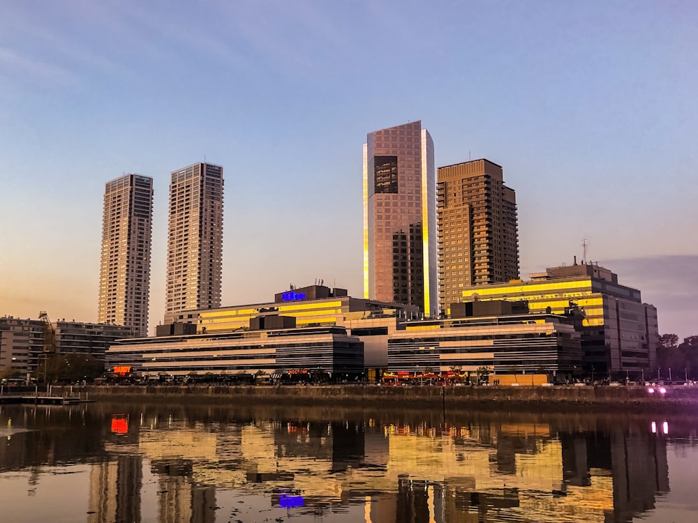 edifícios da cidade perto do corpo de água durante o dia