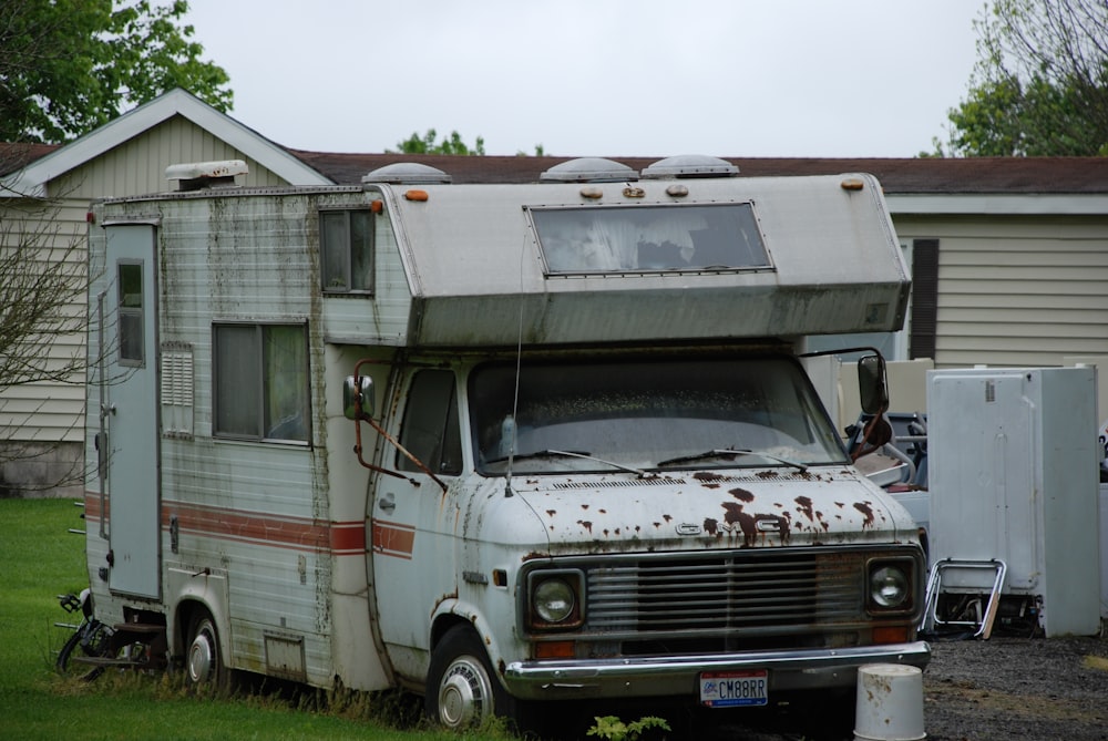 rimorchio per camper bianco e marrone