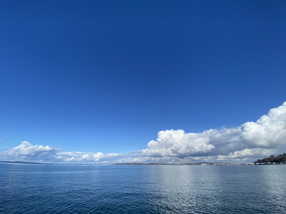 mar azul sob o céu azul durante o dia