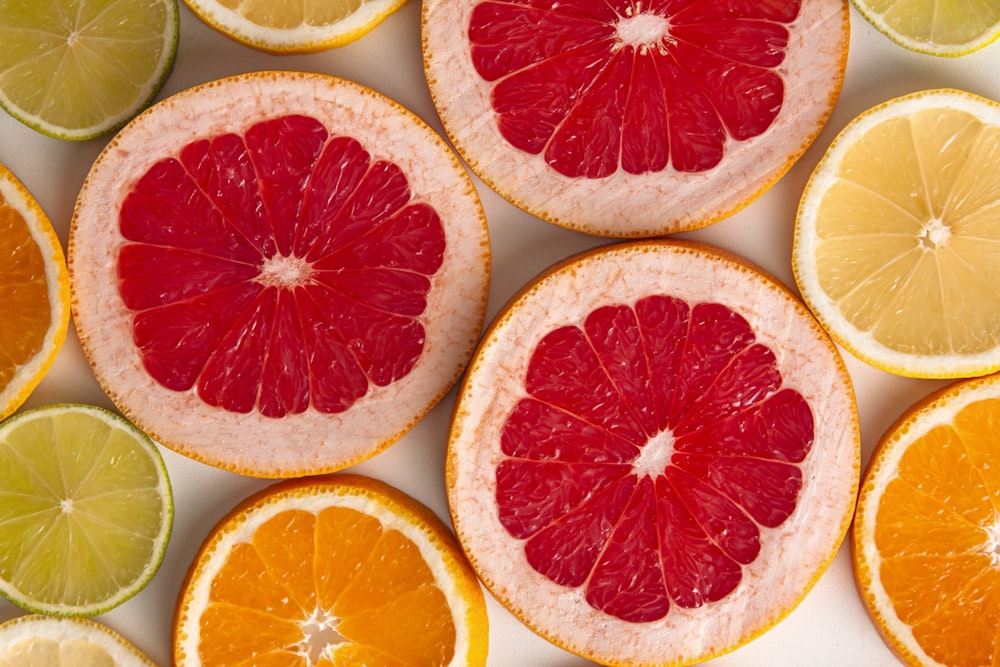 Fruits oranges tranchés sur une surface blanche