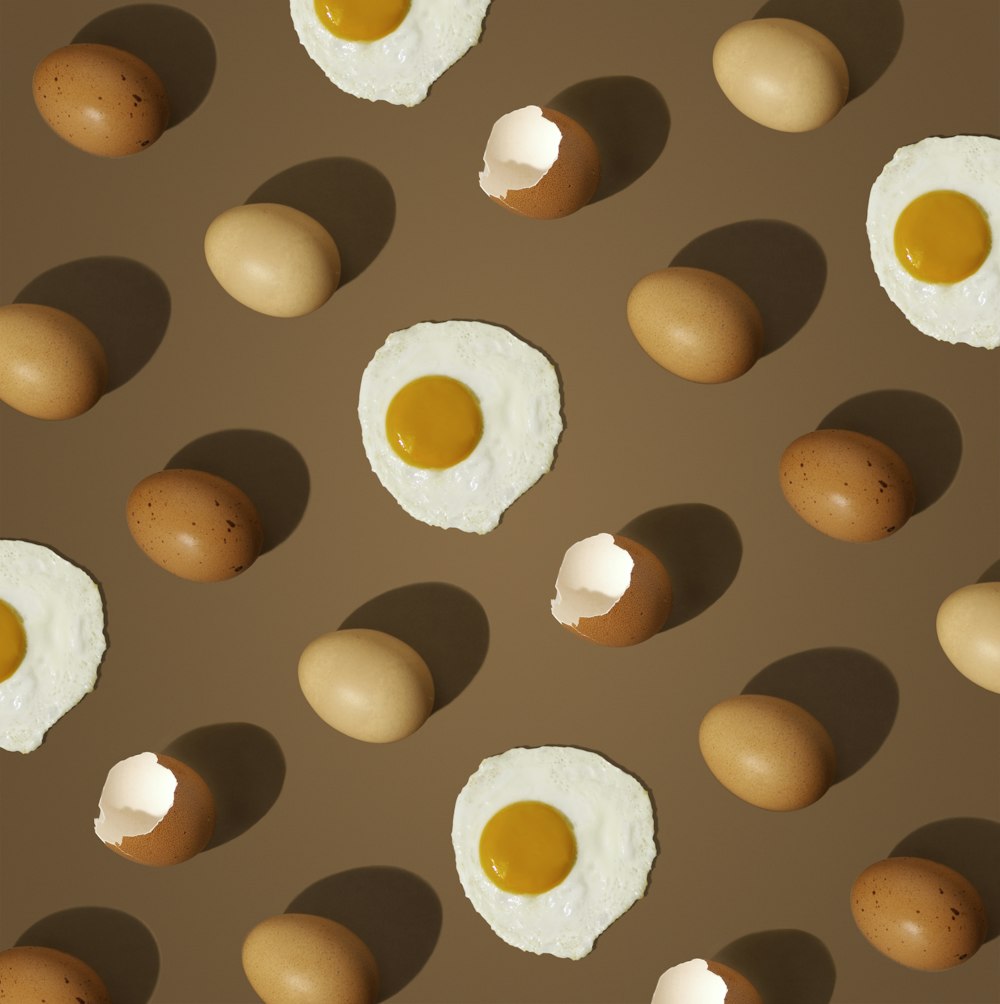 lotto di uova marroni e bianche