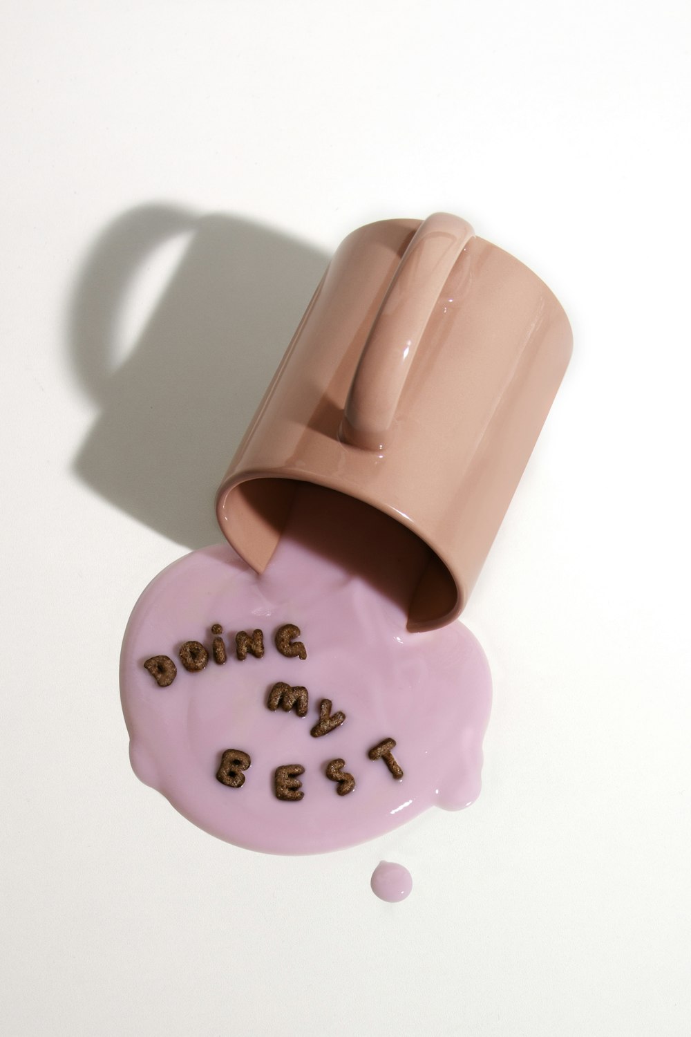 愛のプリントを施したピンクのセラミックマグカップ