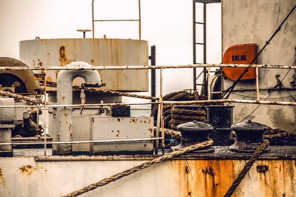 máquina industrial em preto e branco