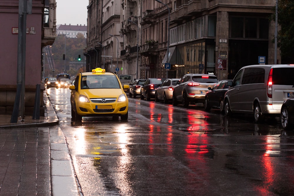 auto gialla su strada durante il giorno