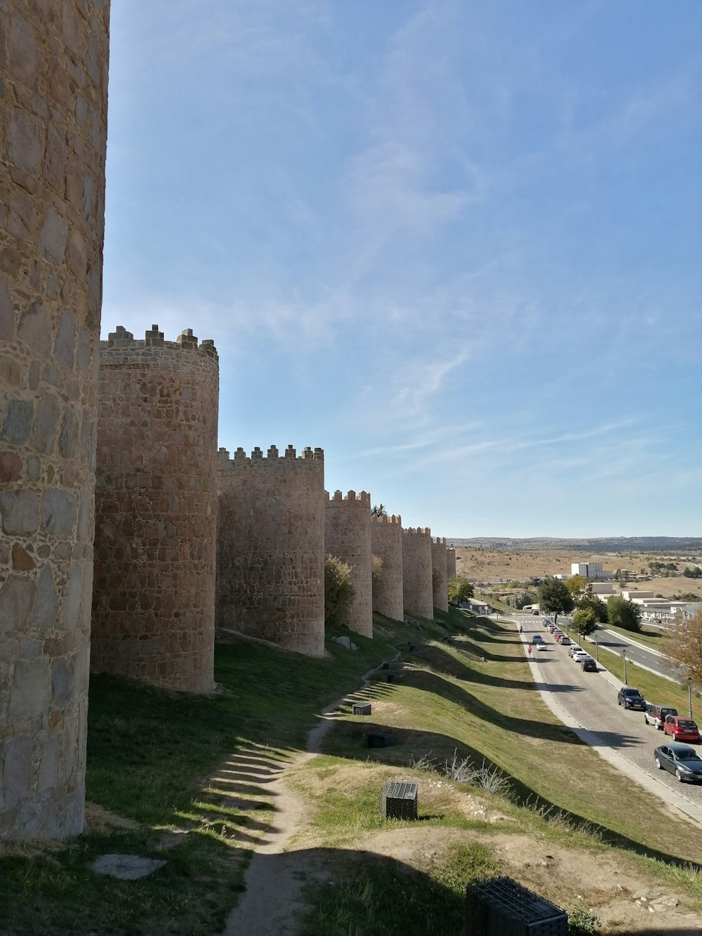 edificio in mattoni marroni sotto il cielo blu durante il giorno