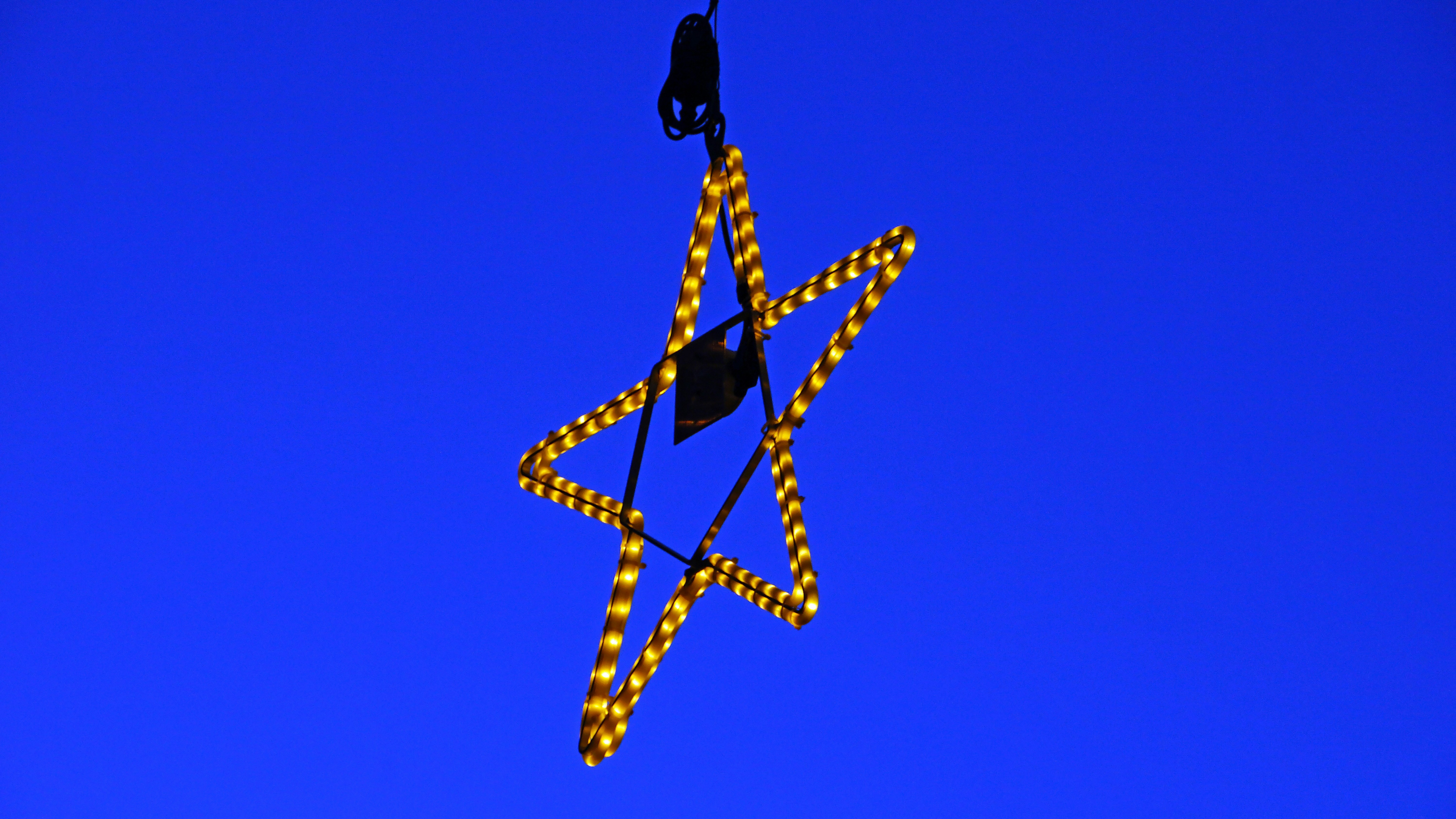 yellow and black clothes pin