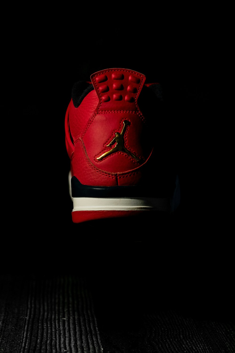 Foto de zapatillas de baloncesto air jordan rojas y negras – Imagen  gratuita Rojo en Unsplash