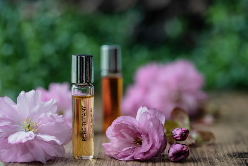 Sticlă de parfum pe o floare roz