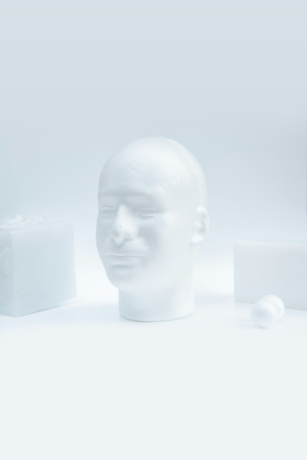 busto di testa in ceramica bianca su superficie bianca