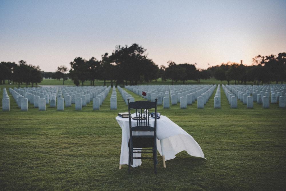 Table et chaises blanches sur un terrain d’herbe verte