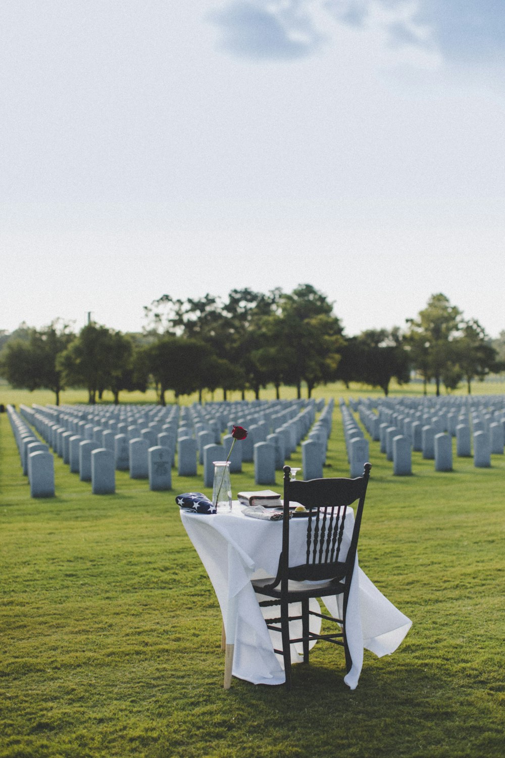 Table et chaises blanches sur un champ d’herbe verte pendant la journée