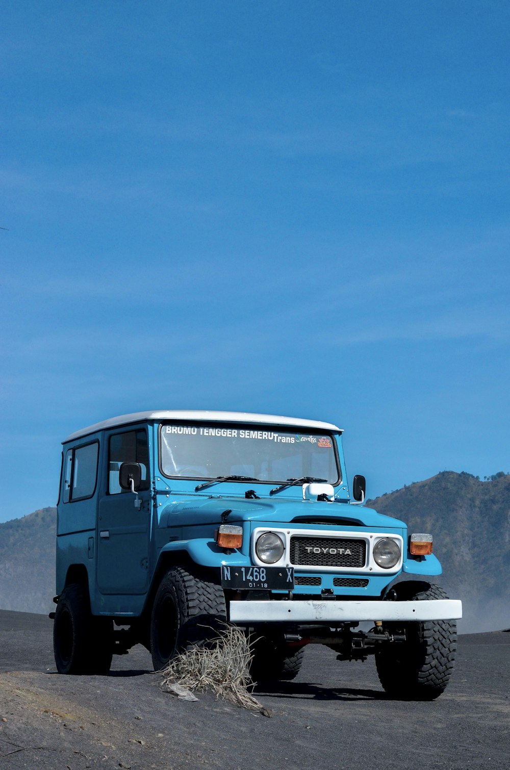 Blau-weißer Jeep Wrangler tagsüber unterwegs