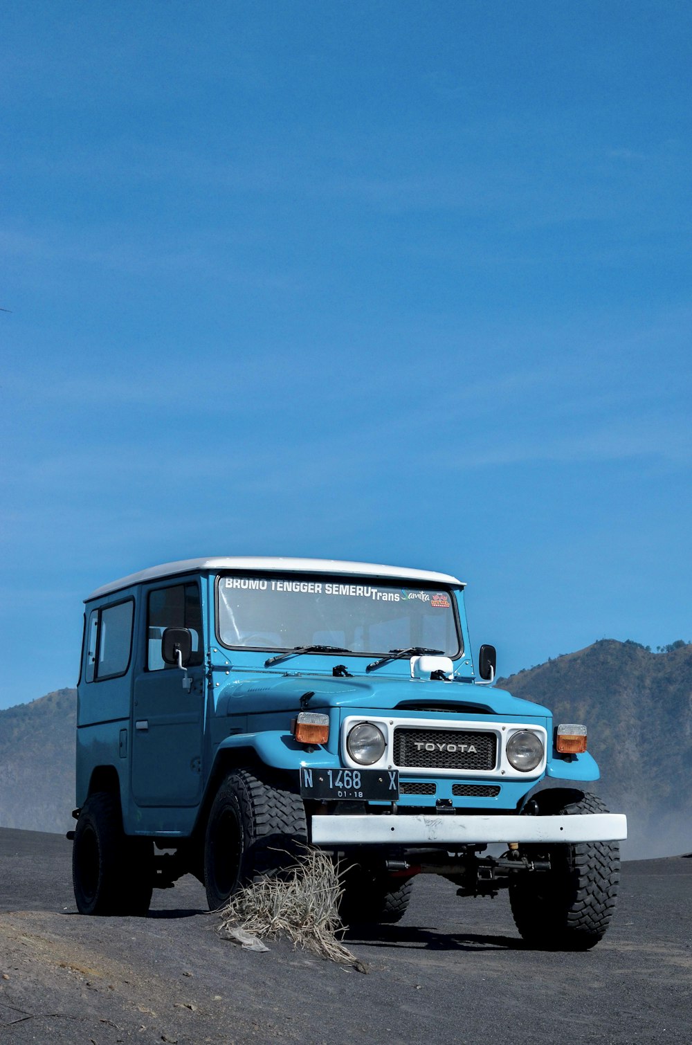 Jeep Wrangler bleu et blanc sur la route pendant la journée