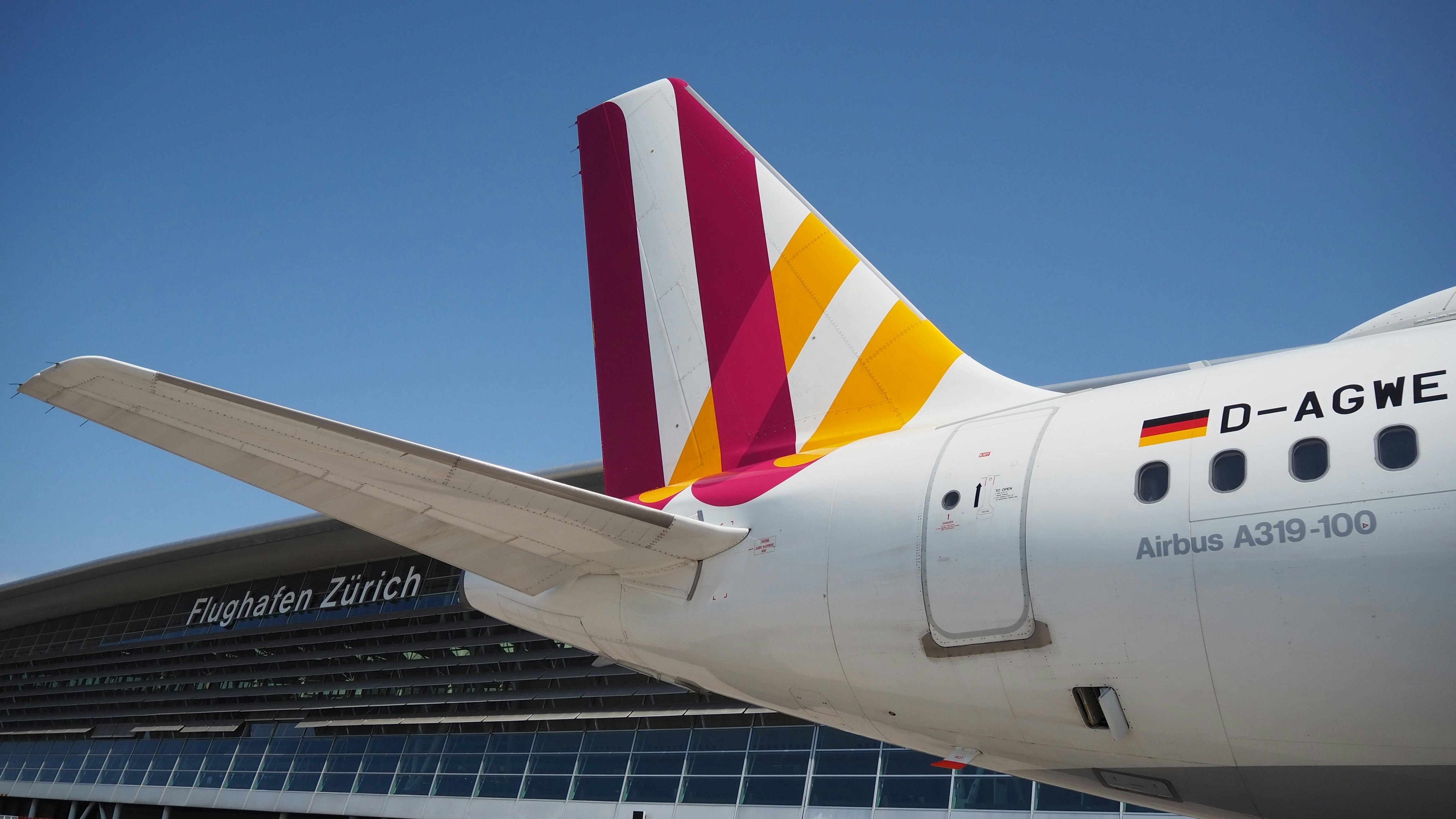 white red and blue airplane under blue sky during daytime photo – Free