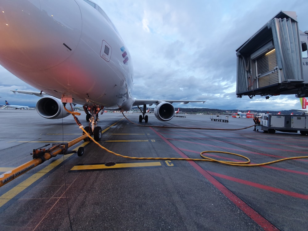 昼間の空港の白い飛行機